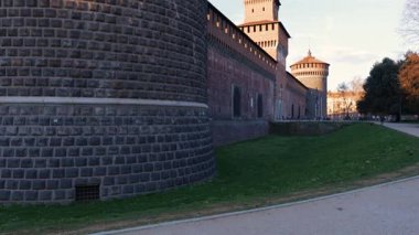 Güneşli bir günde Sforza kalesinde, Milano, İtalya.