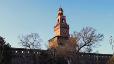 Kalenin giriş ve saati olan ana kuleye zum yap, Milan, İtalya.