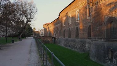 Güneşli bir günde Sforza kalesinden uzaklaşın, Milan, İtalya.