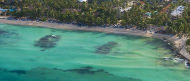 Karayip denizi, kumlu sahil manzarası güneşli bir günde lüks tatil köyü, Bayahibe sahilleri, Dominik Cumhuriyeti.