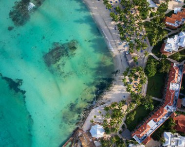Karayip denizi, kumlu plaj ve güneşli bir günde lüks tatil köyü, Bayahibe sahilleri, Dominik Cumhuriyeti.