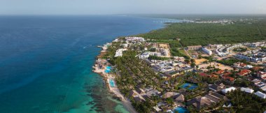 Karayip denizinin insansız hava aracı manzarası, güneşli bir günde kumlu sahil ve lüks tatil köyü, Bayahibe sahilleri, Dominik Cumhuriyeti.