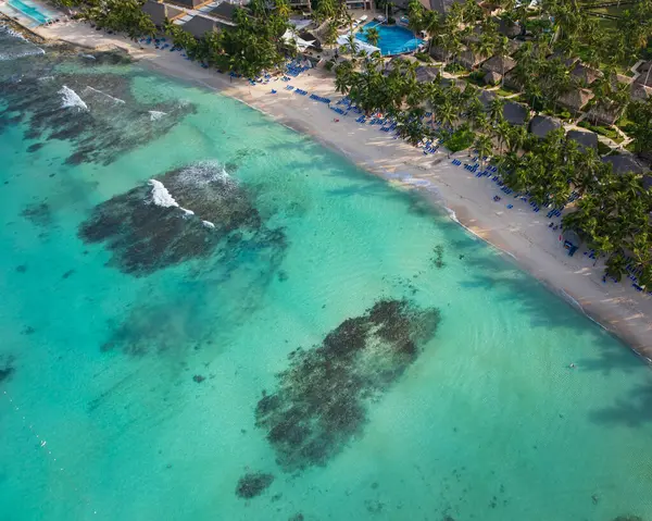 Karayipler 'in insansız hava aracı manzarası, kumlu sahil, güneşli bir günde lüks tatil köyü, Bayahibe sahilleri, Dominik Cumhuriyeti.