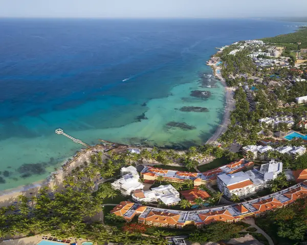 Güneşli bir günde Karayipler 'in deniz, kumlu sahil, rıhtım ve lüks tatil beldeleri, Bayahibe sahilleri, Dominik Cumhuriyeti.