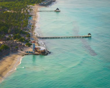 Bayahibe sahilinin muhteşem manzarası. Güzel plajı, deniz feneri ve romantik piercingleri olan Karayip Denizi. Dominik Cumhuriyeti..