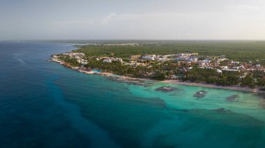 Karayip denizinin muhteşem hava manzarası, güneşli bir günde kumlu plaj ve lüks tatil köyü, Bayahibe sahilleri, Dominik Cumhuriyeti.