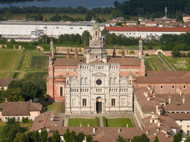 Certosa di Pavia Katedrali 'nin insansız hava aracı çekimi bir manastır ve bir sığınak içeren tarihi bir anıt kompleksi. Pavia, İtalya.