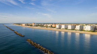 Şemsiyeli ve gazeli İtalyan kumlu plajlarının hava manzarası. Lido Adriano kasabası, Adriyatik kıyısı, Emilia Romagna, İtalya.