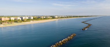 Şemsiyeli ve gazeli İtalyan kumlu plajlarının hava manzarası. Lido Adriano kasabası, Adriyatik kıyısı, Emilia Romagna, İtalya.