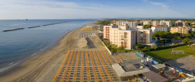 Şemsiyeli ve gazeli İtalyan kumlu plajlarının hava manzarası. Lido Adriano kasabası, Adriyatik kıyısı, Emilia Romagna, İtalya.