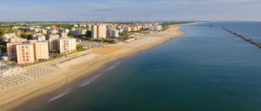 Şemsiyeli ve gazeli İtalyan kumlu plajlarının hava manzarası. Lido Adriano kasabası, Adriyatik kıyısı, Emilia Romagna, İtalya.