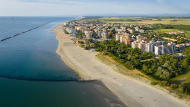 Şemsiyeli ve gazeli İtalyan kumlu plajlarının hava manzarası. Lido Adriano kasabası, Adriyatik kıyısı, Emilia Romagna, İtalya.
