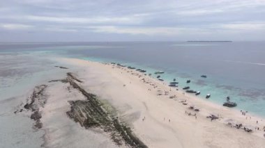 Nakupenda adasının muhteşem hava manzarası, okyanustaki kumlu mercan, temiz su, beyaz kum, tekneler, yatlar, mavi deniz, güneşli bir yaz günü Zanzibaria 'da. Tanzanya