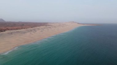 Praia de Chaves (Chaves plajı) popüler turizm beldesi. Okyanusun havadan görünüşü, kumlu kum tepesi ve gündoğumu. Atlantik Okyanusu 'nda bulunan Boa Vista adası. Cape Verde Cumhuriyeti, Afrika.