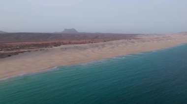 Praia de Chaves (Chaves plajı) popüler turizm beldesi. Kıyı şeridi havadan görünüşü ve arka planı. Atlantik Okyanusu 'ndaki Boa Vista adası. Cape Verde, Afrika.