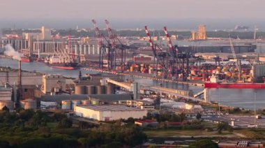 Ravenna 'nın sanayi ve liman bölgesinin hava manzarası, güneş batımında kimyasal ve petrokimyasal bir kutup, termoelektrik ve metalürjik santrallerden oluşur.