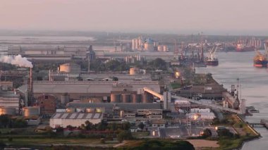 Ravenna 'nın sanayi ve liman bölgesinin hava manzarası, güneş batımında kimyasal ve petrokimyasal bir kutup, termoelektrik ve metalürjik santrallerden oluşur.