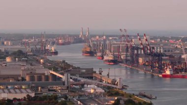 Günbatımında, Ravenna, İtalya 'da kimyasal, petrokimyasal ve liman endüstrilerini sergileyen Panorama