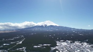 Fuji Dağı 'nın karla kaplı 4k hava aracı görüntüsü. Yüksek kalite 4k görüntü