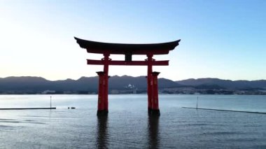 Itsukushima Tapınağı Miyajima Hiroşima Japonya denizde yüzüyor. Yüksek kaliteli FullHD görüntüler