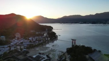 Itsukushima Tapınağı Miyajima Hiroşima Japonya denizde yüzüyor. Yüksek kaliteli FullHD görüntüler
