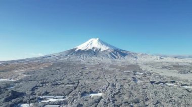 Fuji Dağı 'nın karla kaplı 4k hava aracı görüntüsü. Yüksek kalite 4k görüntü