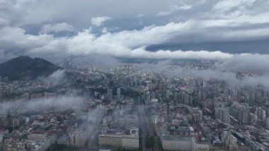 Santiago, Şili 'nin gökyüzünden yakalanan genişleyen güzelliğine dikkatle bakın. Bu panoramik dron fotoğrafı şehirlerin çarpıcı siluetini gösteriyor.