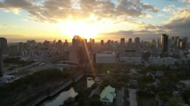 Osaka Kalesi 'nin havadan görünüşü Osaka siluetini gözler önüne seriyor. Yüksek kalite 4k görüntü