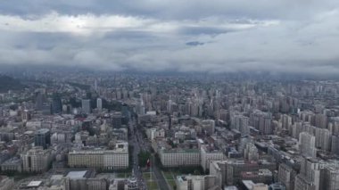 Bulutların ve şehir ışıklarının dinamik dansına tanık olun. Şehir merkezinde büyüleyici bir zaman çizelgesi var. Gökdelenler gökyüzüne uzanır ve nimbus oluşumları büyüleyici bir zemin çizer