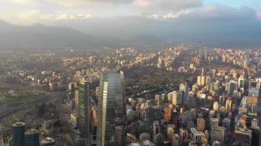 Güneşli bir günde, Şili ve Arjantin arasında karla kaplı dağları görebileceğiniz bir İHA 'nın hava görüntüsü. Yüksek kalite 4k görüntü