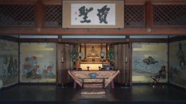 İnari türbesi, yanan tütsü ve rüzgarda esen mumlar. Yüksek kalite 4k görüntü