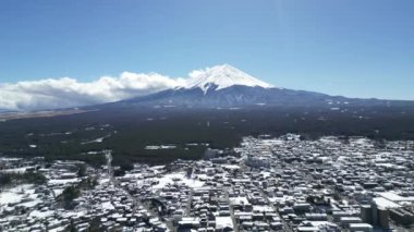 Fuji Dağı 'nın karla kaplı 4k hava aracı görüntüsü. Yüksek kalite 4k görüntü