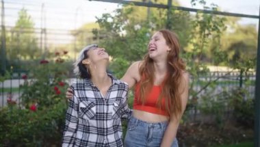 LGBT lezbiyen eşcinsel kadın kameraya bakıyor ve gülümsüyor. Yüksek kalite 4k görüntü