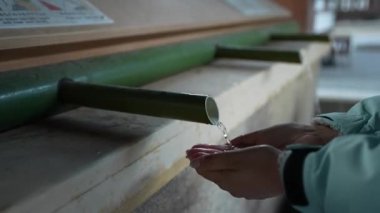 Osaka Japonya 'daki Namba Yasaka Tapınağı' nda el yıkama istasyonu. Yüksek kalite 4k görüntü