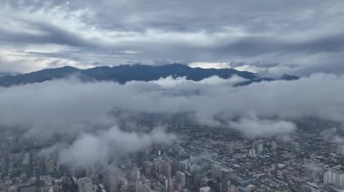 Cloudscape Senfonisi: Santiago Şehir Denizi 'nin insansız hava araçları görüntüsü. Yüksek kalite 4k görüntü