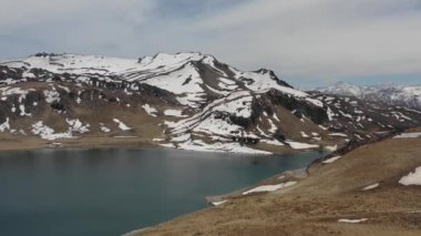 Güneşli bir günde, Şili ve Arjantin arasında karla kaplı dağları görebileceğiniz bir İHA 'nın hava görüntüsü. Yüksek kalite 4k görüntü