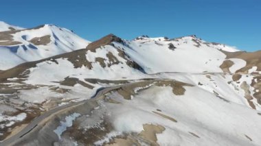 Güneşli bir günde, Şili ve Arjantin arasında karla kaplı dağları görebileceğiniz bir İHA 'nın hava görüntüsü. Yüksek kalite 4k görüntü
