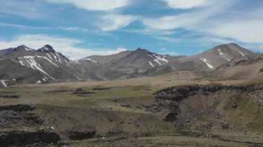 Güneşli bir günde, Şili ve Arjantin arasında karla kaplı dağları görebileceğiniz bir İHA 'nın hava görüntüsü. Yüksek kalite 4k görüntü