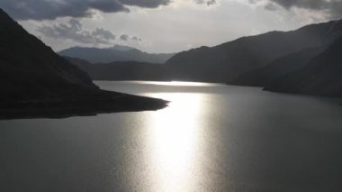 Güneşli bir günde, Şili ve Arjantin arasında karla kaplı dağları görebileceğiniz bir İHA 'nın hava görüntüsü. Yüksek kalite 4k görüntü