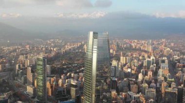 Güneşli bir günde, Şili ve Arjantin arasında karla kaplı dağları görebileceğiniz bir İHA 'nın hava görüntüsü. Yüksek kalite 4k görüntü