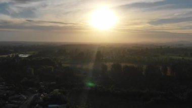 Güneşli bir günde, Şili ve Arjantin arasında karla kaplı dağları görebileceğiniz bir İHA 'nın hava görüntüsü. Yüksek kalite 4k görüntü