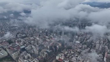 Cloudscape Senfonisi: Santiago Şehir Denizi 'nin insansız hava araçları görüntüsü. Yüksek kalite 4k görüntü