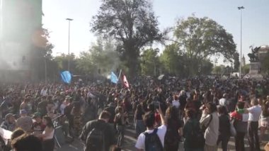 SANTIAGO, ŞİLİ - 28 Kasım 2021 Yüzlerce insan Plaza Baquedano 'nun merkezinde bayrak topladı 