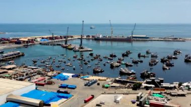 Şili, Santiago 'daki Arica şehrindeki bir tekne limanının 4K insansız hava aracı görüntüsü. Yüksek kalite 4k görüntü
