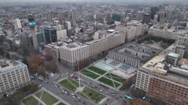 Bu büyüleyici drone görüntüsü, şehrin zarafetini yakalar ve bulutların ruhani kucaklamalarında erir.. 