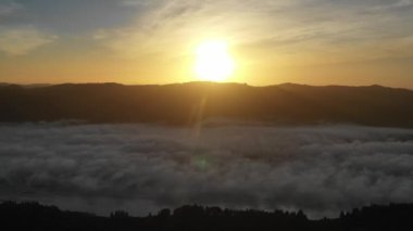 Gün doğumunda bulutların üzerinde uçmak. Yüksek kalite 4k görüntü