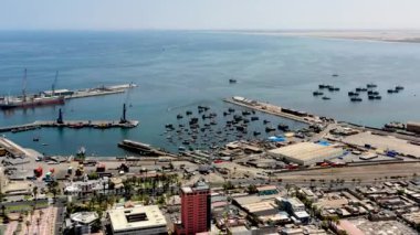 Arica, Santiago, Şili 'deki bir limanın 4K insansız hava aracı görüntüsü.