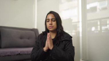 Evde Farkındalık Meditasyonu Yapan Kadın. Evde Farkındalık Meditasyonu Yapan Yüksek Kaliteli 4K 'lık bir kadın.