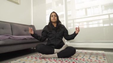 Evde Farkındalık Meditasyonu Yapan Kadın. Evde Farkındalık Meditasyonu Yapan Yüksek Kaliteli 4K 'lık bir kadın.