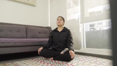 Evde Farkındalık Meditasyonu Yapan Kadın. Evde Farkındalık Meditasyonu Yapan Yüksek Kaliteli 4K 'lık bir kadın.